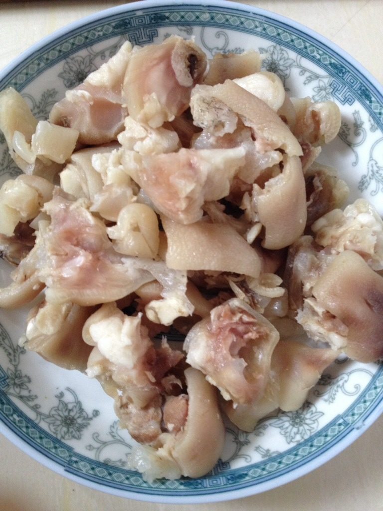 酸辣猪蹄粉丝汤,<a style='color:red;display:inline-block;' href='/shicai/ 413'>猪蹄</a>剁块，洗干净，煮熟，剔掉<a style='color:red;display:inline-block;' href='/shicai/ 413'>猪蹄</a>的大骨头备用（最好在剔骨后用刀把<a style='color:red;display:inline-block;' href='/shicai/ 413'>猪蹄</a>改小块）