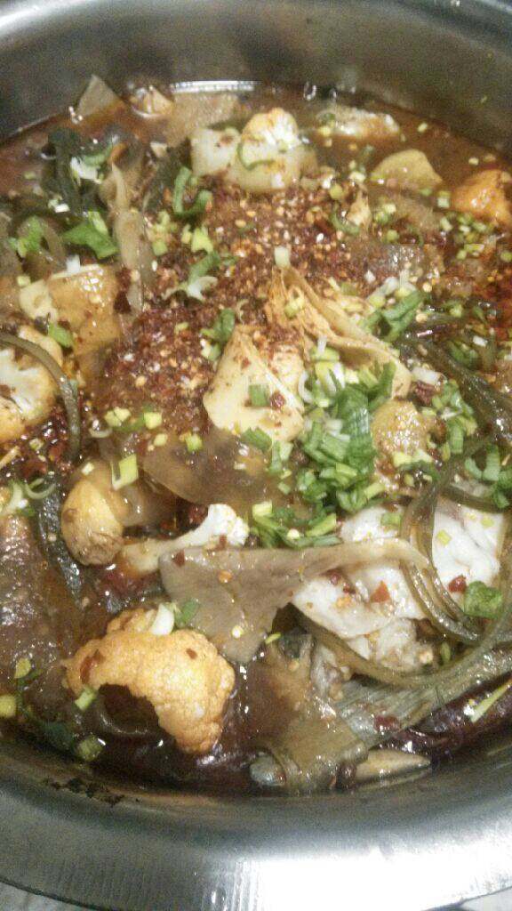 自制麻辣鱼,后来加入麻辣鱼第三包料倒入菜上，油烧热，油泼上，就好了，上面放点香菜看着好看点，我今天忘买了