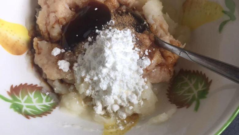 麦乐鸡,少许耗油,淀粉,一起搅拌均匀