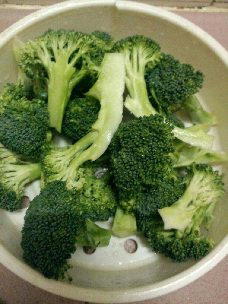 西兰花炒肉饼,西兰切块洗干净待用
