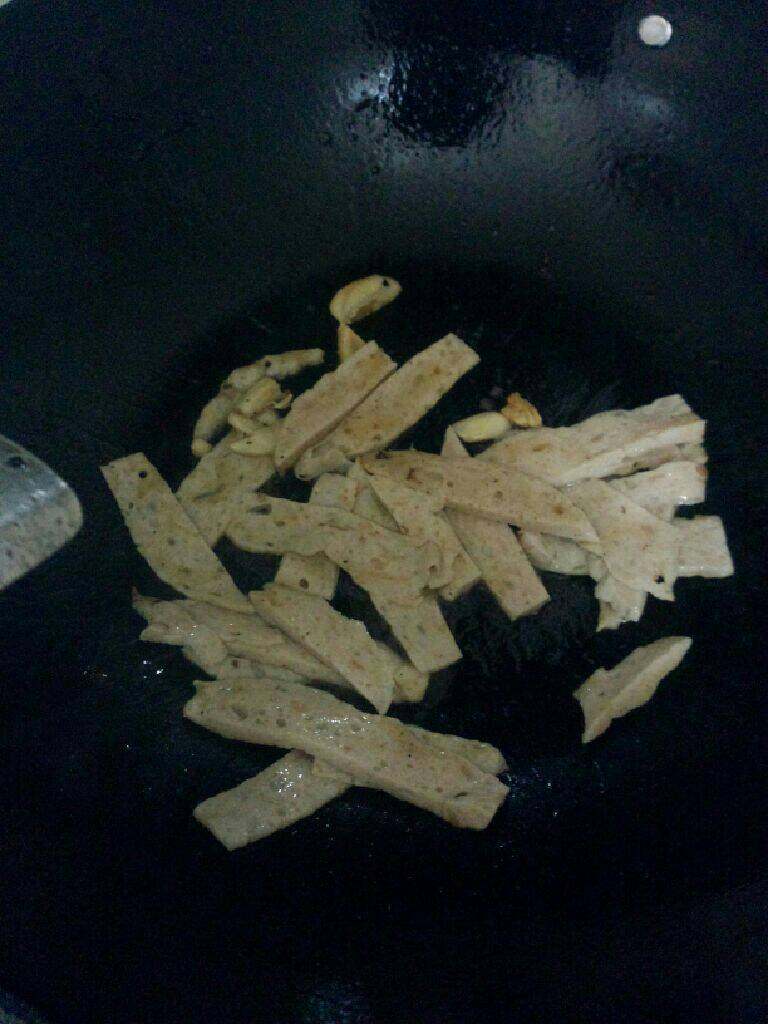 西兰花炒肉饼,锅加入油烧热把蒜放入爆香在把肉饼放入略炒一下