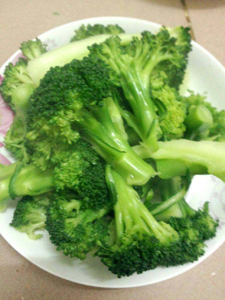 西兰花炒肉饼,在把水倒掉 在用清水冲洗干净放盘停干水