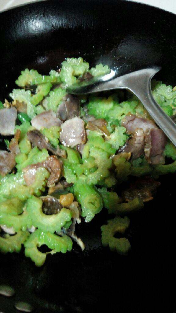 苦瓜炒咸肉,焯水后，过下冷水，先炒肉，后方苦瓜