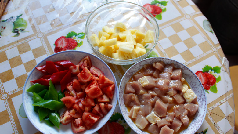 糖醋咕噜肉,原料图:里脊肉、菠萝、番茄、青红尖椒。
里脊肉切成小块加入盐、胡椒粉、鸡蛋拌均匀腌制十五分钟