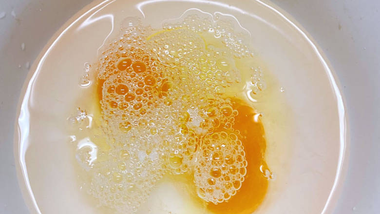 鸡蛋炖豆腐,鸡蛋与水1.5:1比例调好,下盐搅拌均匀