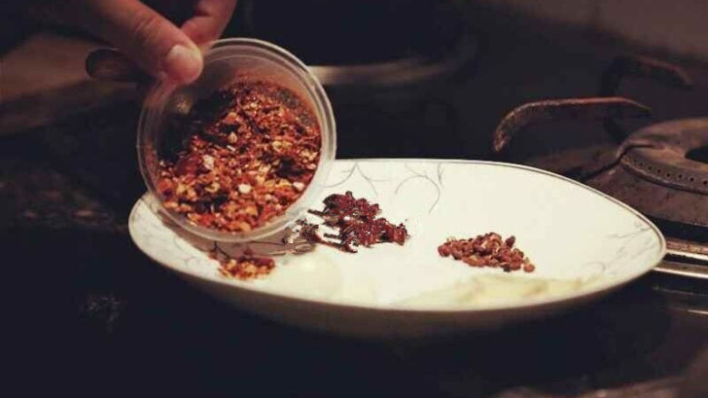 秘制鸡爪,先用沸水过一遍<a style='color:red;display:inline-block;' href='/shicai/ 89'>鸡爪</a>，捞起待用。按比配好香料和调味待用