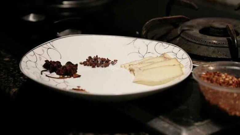 秘制鸡爪,鸡爪随冷水入锅，倒入香料共煮（香料可置于纱布包内）