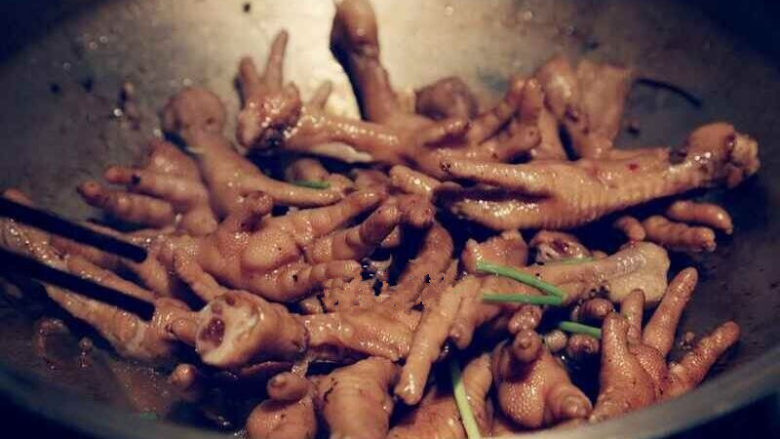 秘制鸡爪,待收汁完毕即可起锅