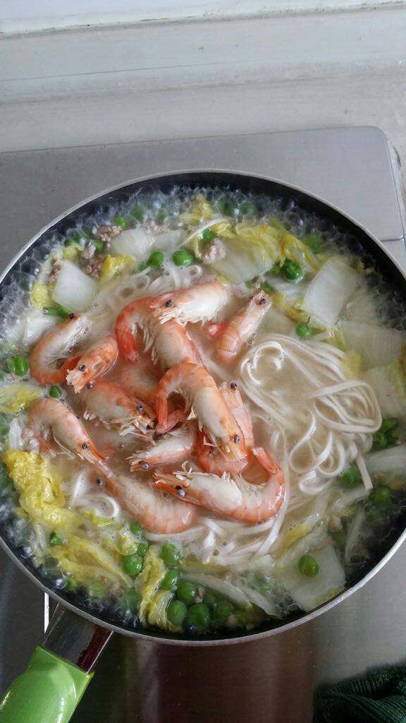 蔬菜鲜虾汤面,等水烧开后,加面,鲜虾,和盐烧两分钟左右,最后加点<a style='color:red;display:inline-block;' href='/shicai/ 756'>鸡精</a>。