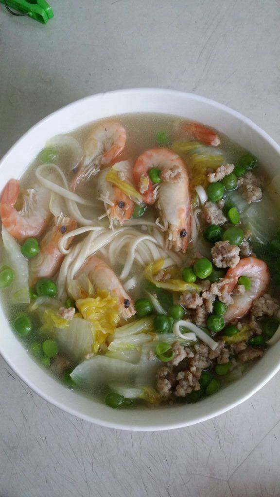 蔬菜鲜虾汤面,完成。