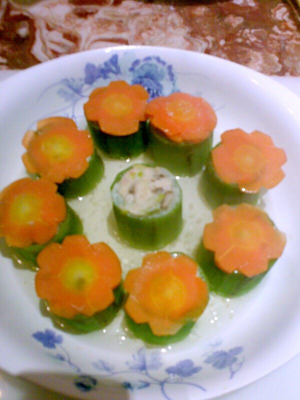 丝瓜盅,将肉馅儿装入丝瓜，摆放在盘子里，上面加盖胡萝卜片，上锅蒸20分钟即可