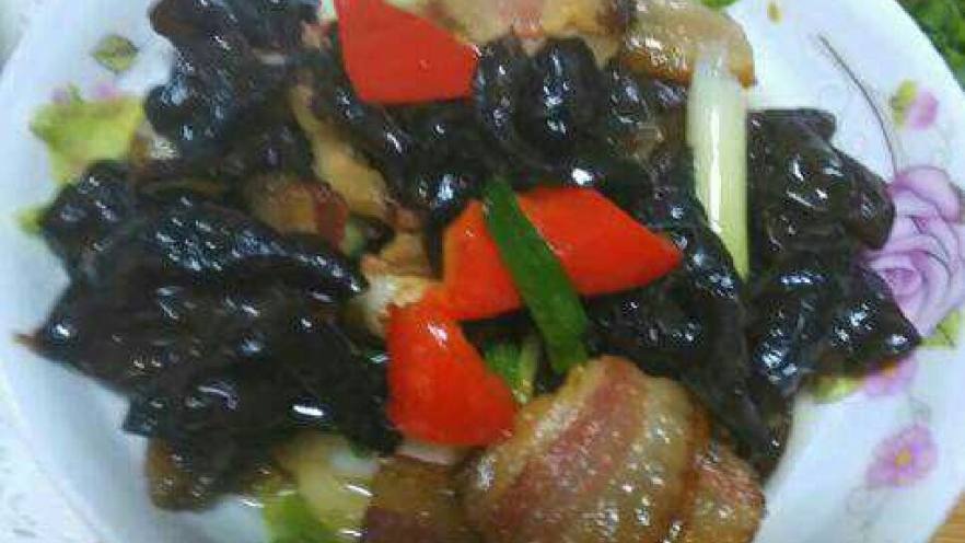 木耳炒腊肉