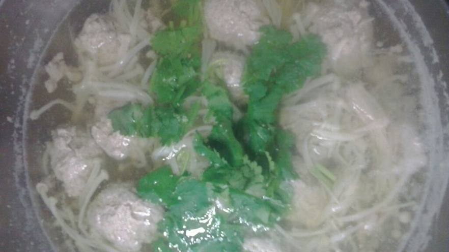 自制肉丸煮金针菇