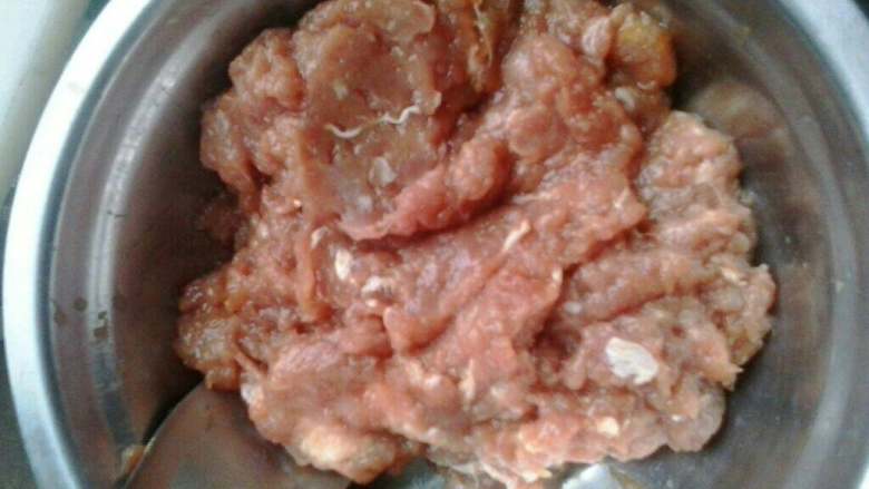 自制肉丸煮金针菇,自制肉丸：<a style='color:red;display:inline-block;' href='/shicai/ 429'>瘦肉</a>剁成肉沫、加入<a style='color:red;display:inline-block;' href='/shicai/ 692'>酱油</a>、<a style='color:red;display:inline-block;' href='/shicai/ 720'>胡椒粉</a>、<a style='color:red;display:inline-block;' href='/shicai/ 718'>料酒</a>、<a style='color:red;display:inline-block;' href='/shicai/ 17'>蛋清</a>腌制入味。
热水、用手挤出肉丸形状、放入热水中凝固