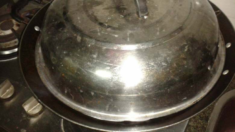 草莓果酱包子,20分钟以后冷水上锅进行蒸 大概蒸12分钟即可。蒸好不要马上打开 
