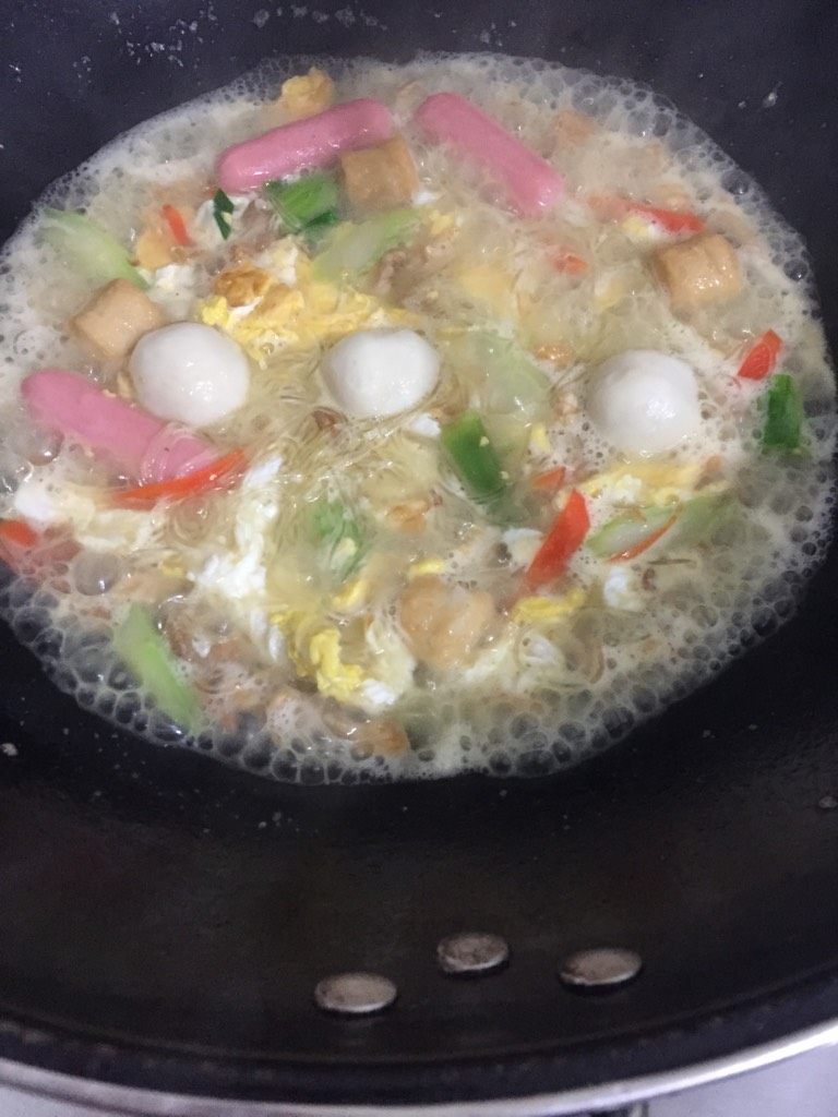 杂丸粉丝,把所有材料准备好。锅里放适量油，打入鸡蛋煎好，然后放入清水、丸子、粉丝、肉丝一锅煮。