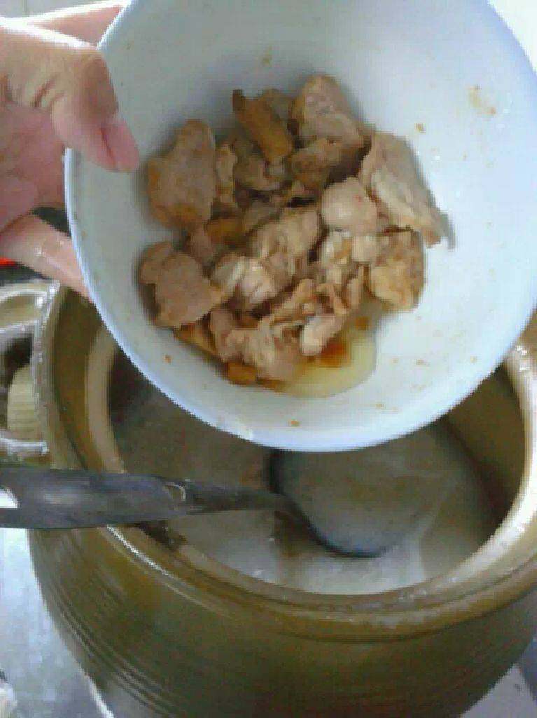 芥菜瘦肉粥,粥开以后加入瘦肉继续熬