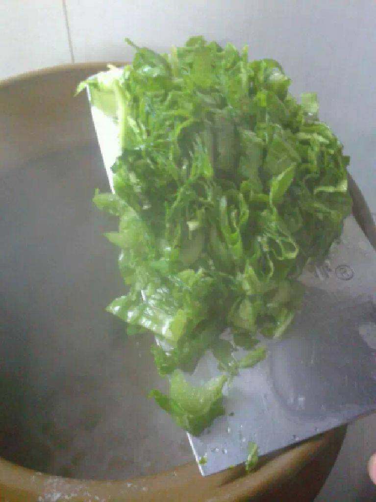 芥菜瘦肉粥,起锅前三分钟加入芥菜烫熟