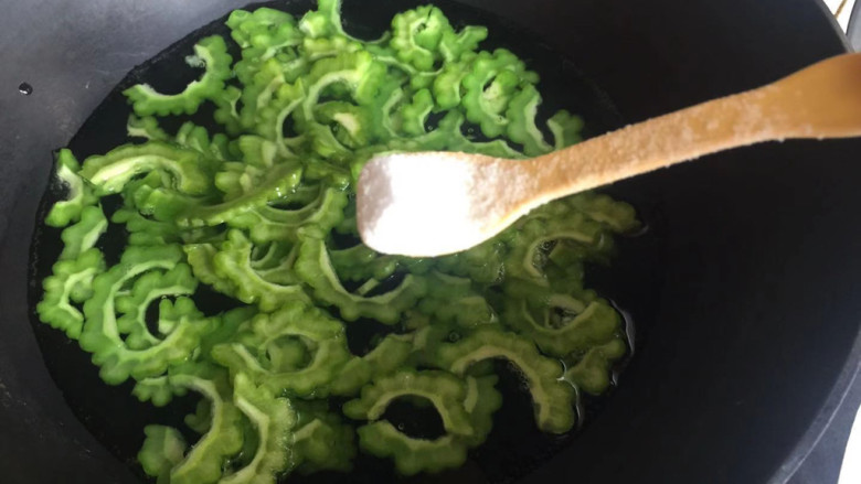 凉拌苦瓜丝,加点盐,焯好水捞出来晾凉