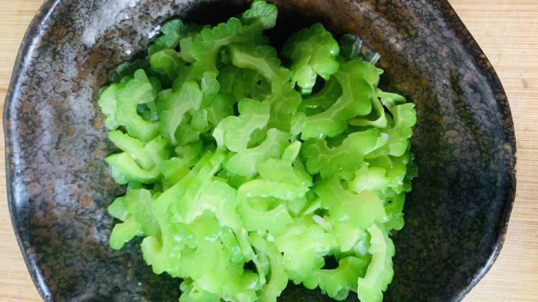 凉拌苦瓜,放盐<a style='color:red;display:inline-block;' href='/shicai/ 847'>香油</a>