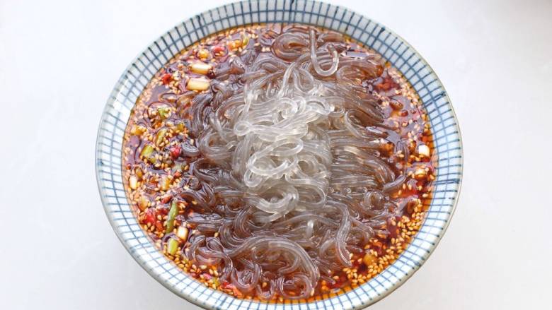 酸汤粉,舀适量煮粉条的汤放到碗中,再将粉条放进去。