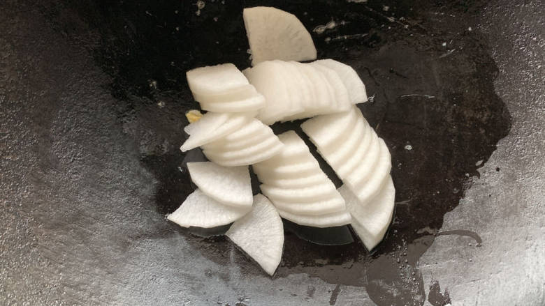 白萝卜炒鸡蛋,锅烧热油,加入白萝卜片翻炒