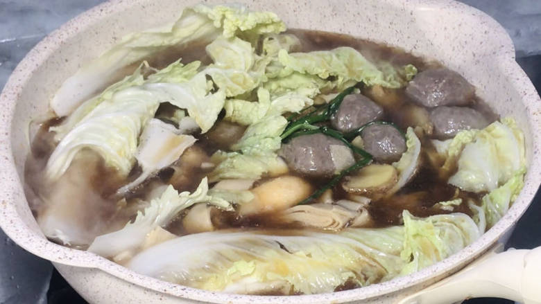 三圆锅,放入大白菜,煮沸至白菜软烂