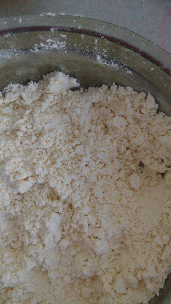 小饼干(磨牙棒),黄油在室温下化软用手能搓动即可,将黄油和面粉混合用手揉搓均匀成颗粒状