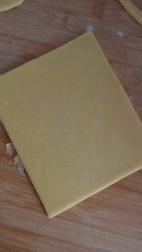 小饼干(磨牙棒),将周围的边用轮刀切掉
