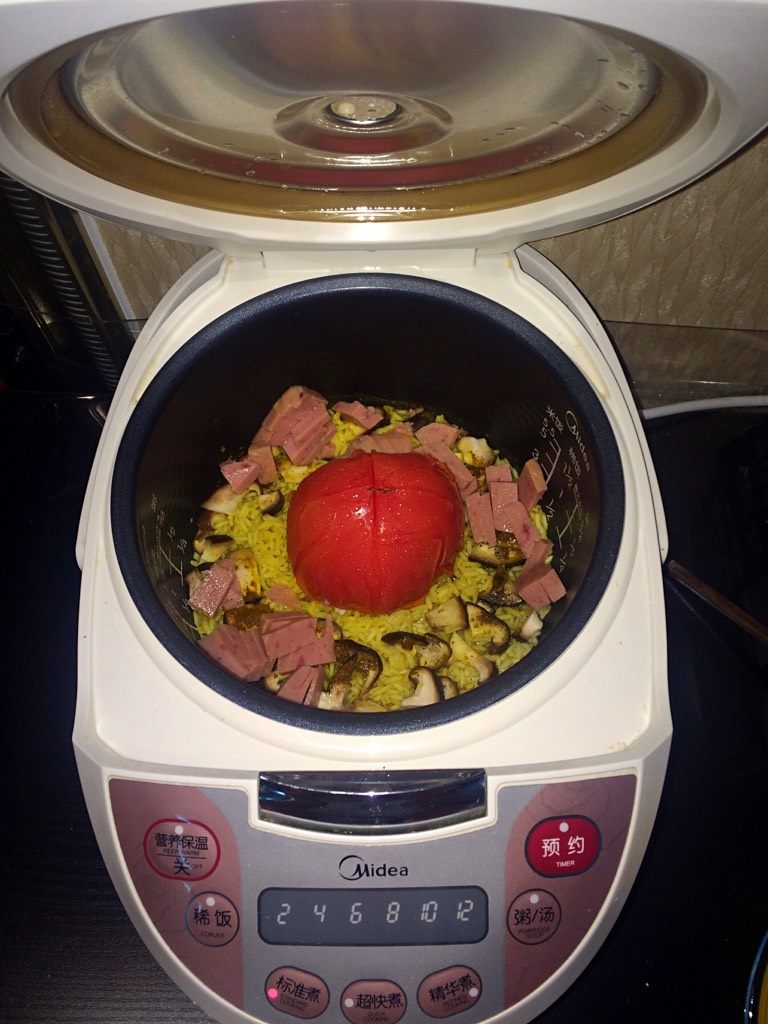 西班牙拌饭,将<a style='color:red;display:inline-block;' href='/shicai/ 230'>香菇</a>，午餐肉切小丁放入