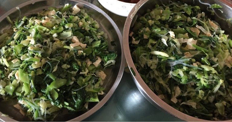 梅陇菜茶,食材1的蔬菜分别用<a style='color:red;display:inline-block;' href='/shicai/ 406'>猪油</a>大火猛炒至8分熟,装盘。腐竹用鸡汤煮熟,再下粉丝稍煮后与炒好的青菜捞匀.
