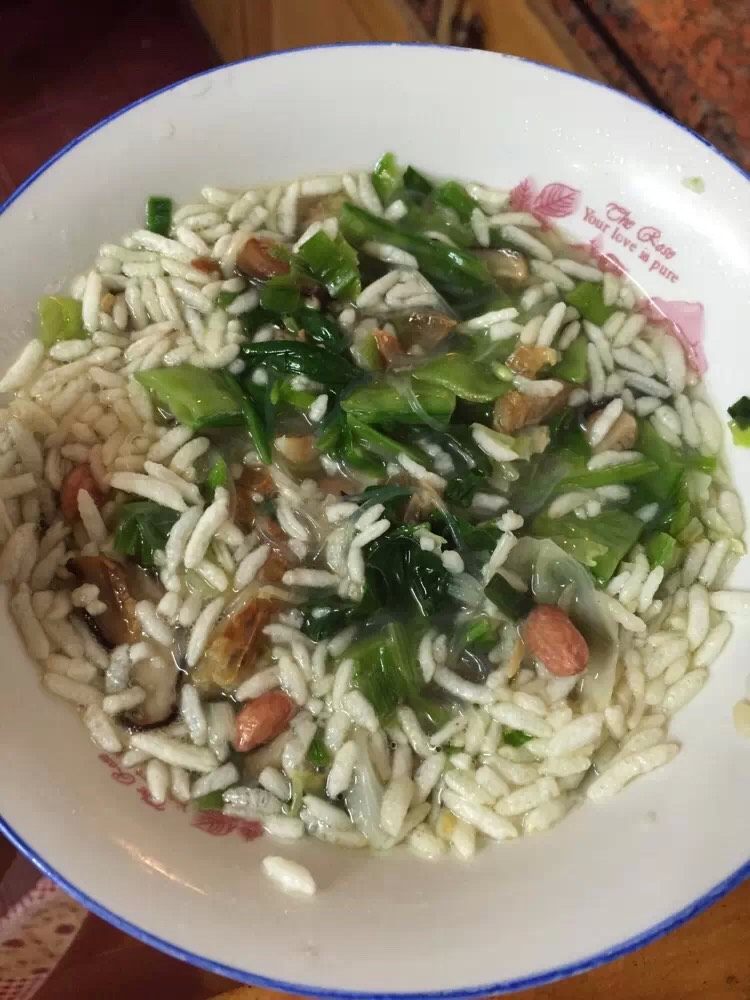 梅陇菜茶,食用时，把食材混合，装上热汤，撒上炒米，花生和胡椒粉。没吃上两三碗，不够过瘾呢.