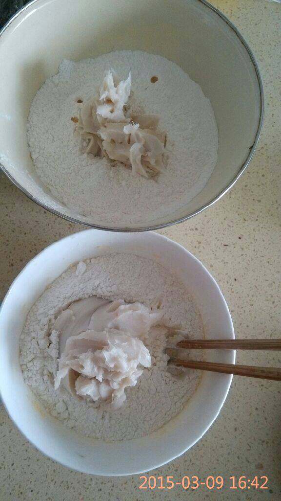 椰蓉开口酥,把油酥和油皮材料分别混合好
