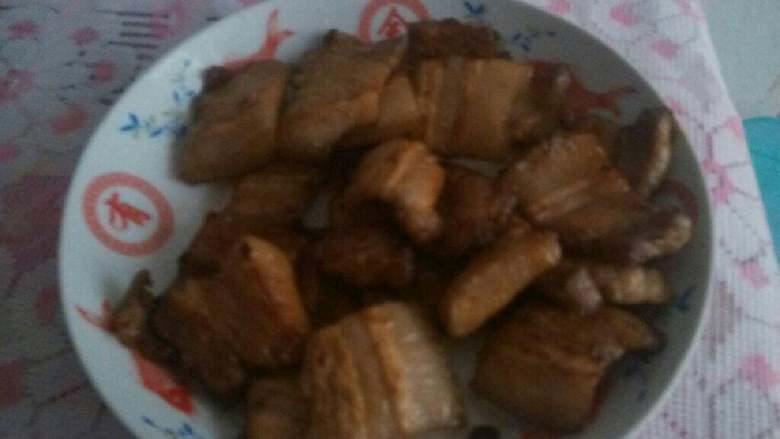 五花肉炒香干,翻炒一下捞起装盘