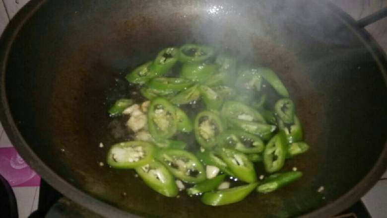 五花肉炒香干,锅留底油爆香青椒尖椒，蒜。