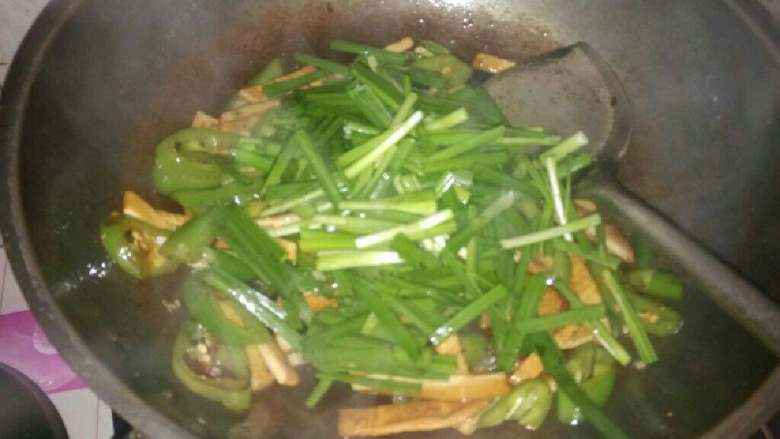 五花肉炒香干,放入韭菜翻炒熟