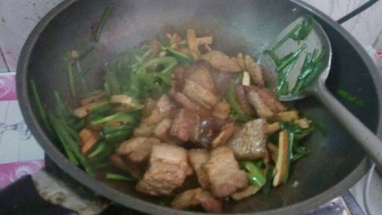 五花肉炒香干,加入煸炒好的五花肉，