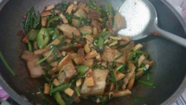 五花肉炒香干,加盐，鸡精翻炒入味即可。