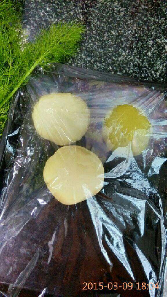 椰蓉开口酥,盖上保鲜膜醒20分钟，我取了半油皮加了些抹茶粉