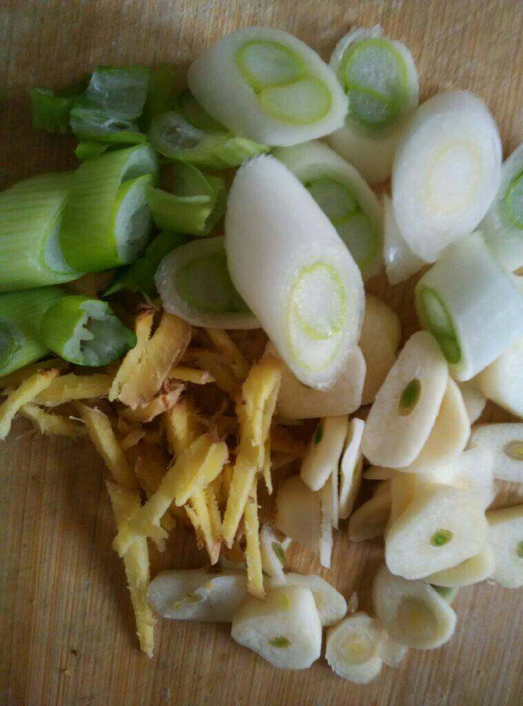 木耳洋葱炒肉,<a style='color:red;display:inline-block;' href='/shicai/ 233'>木耳</a>用热水泡好，葱姜蒜切好