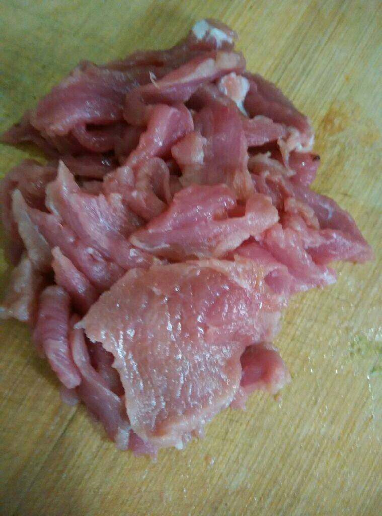 木耳洋葱炒肉,<a style='color:red;display:inline-block;' href='/shicai/ 414'>猪肉</a>切薄片