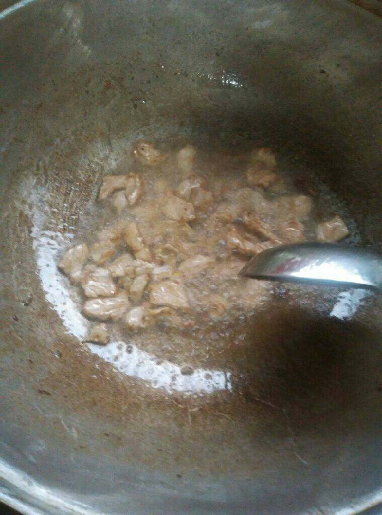 木耳洋葱炒肉,锅里放油烧热，放入猪炒至变色