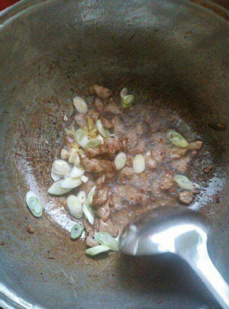 木耳洋葱炒肉,放入葱姜蒜翻炒