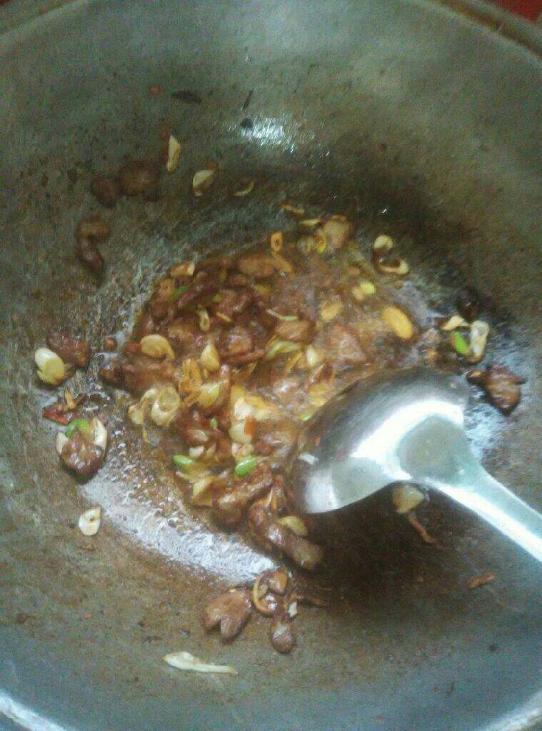 木耳洋葱炒肉,放一点<a style='color:red;display:inline-block;' href='/shicai/ 705'>豆瓣酱</a>炒一下，再放点<a style='color:red;display:inline-block;' href='/shicai/ 3729'>白糖</a>，<a style='color:red;display:inline-block;' href='/shicai/ 788'>生抽</a>，<a style='color:red;display:inline-block;' href='/shicai/ 756'>鸡精</a>