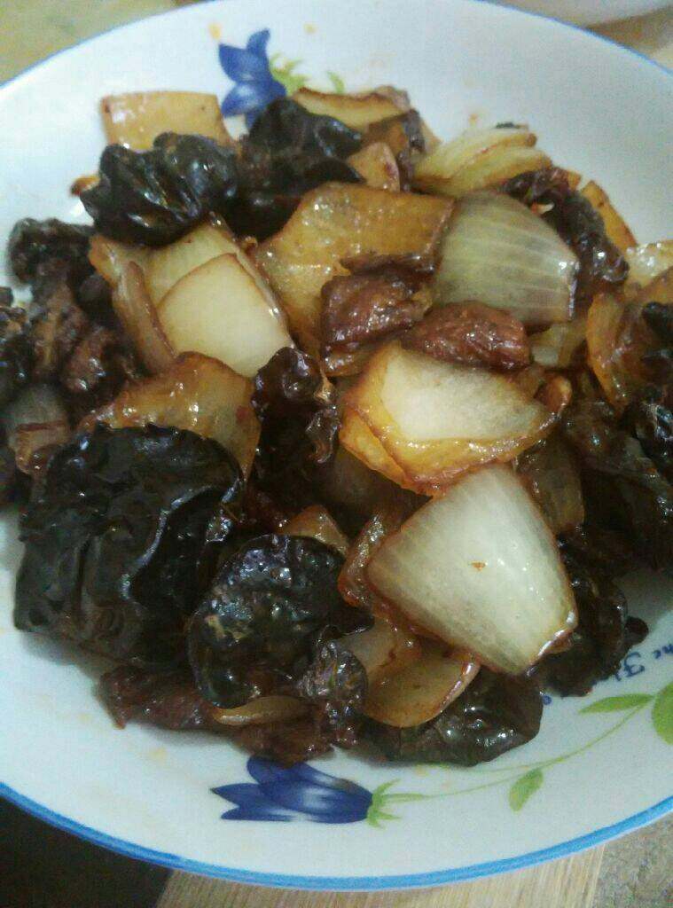 木耳洋葱炒肉,觉得淡了可以少放一点盐，炒熟装盘就可以了