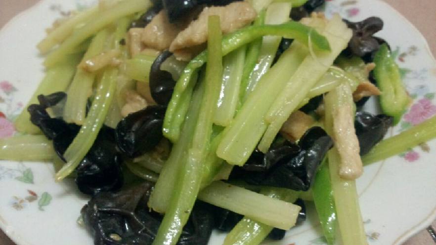 西芹木耳炒肉丝