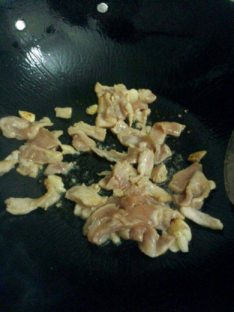 西芹木耳炒肉丝,锅加油烧热 蒜放入爆香 在把瘦肉放下去炒