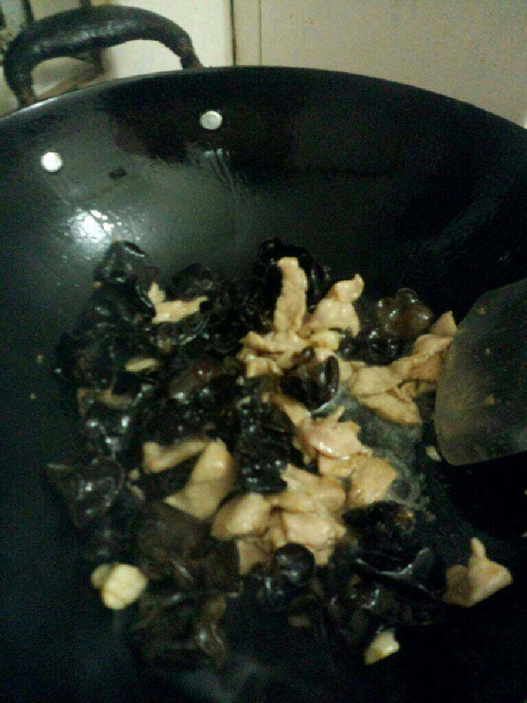 西芹木耳炒肉丝,在放木耳略炒一下