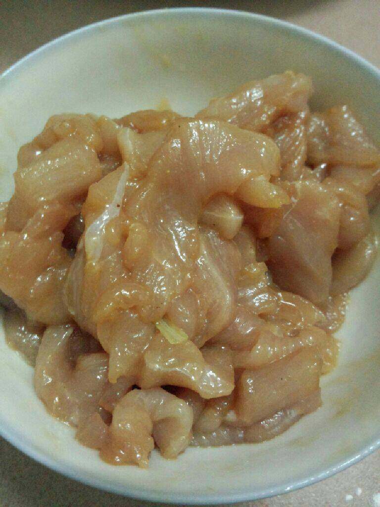 木耳炒杂,把切好的瘦肉用盐  <a style='color:red;display:inline-block;' href='/shicai/ 788'>生抽</a>  <a style='color:red;display:inline-block;' href='/shicai/ 721'>蚝油</a>  淀粉腌制一下