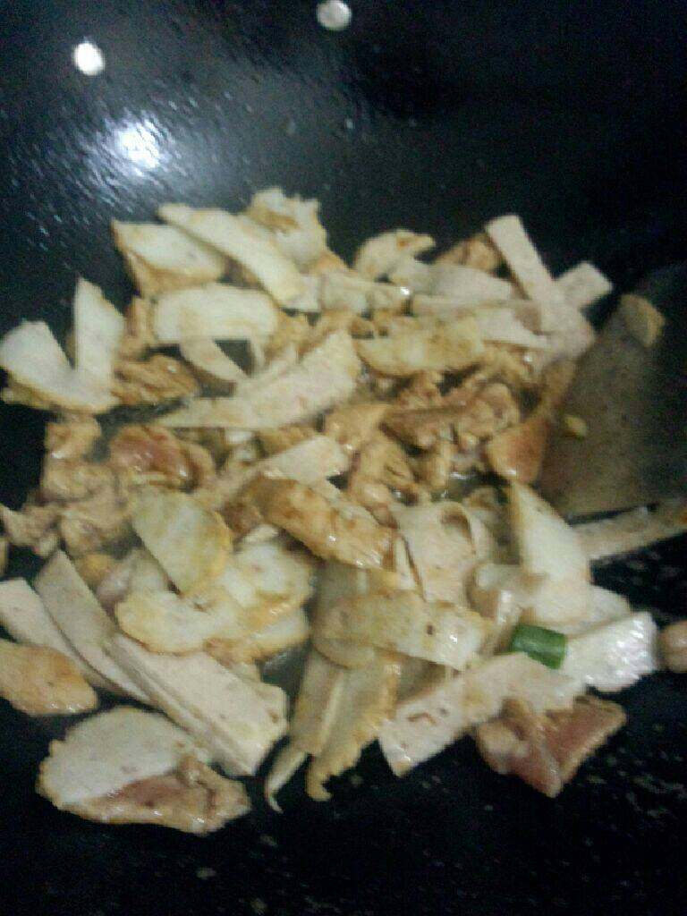 木耳炒杂,在把墨鱼卷和肉饼也放入炒